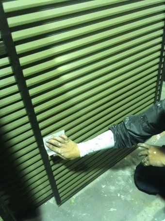 雨戸研磨中
