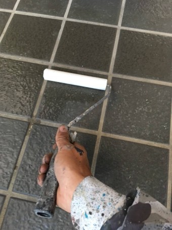 玄関タイル塗装中