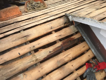 葺き土、防水紙が撤去された屋根