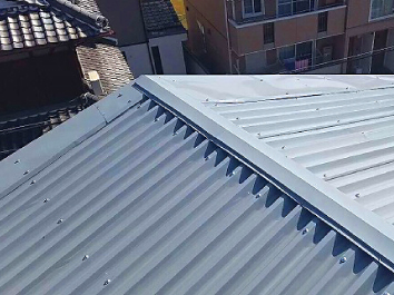 施工後のグレー色に光る屋根